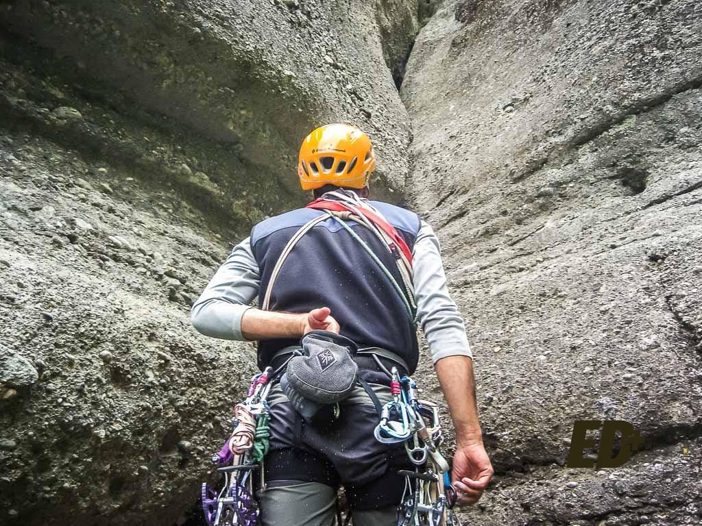 Αναρρίχηση διαδρομών πολλαπλών σχοινιών με χρήση φορητών ασφαλειών Αναρρίχηση διαδρομών πολλαπλών σχοινιών με χρήση φορητών ασφαλειών